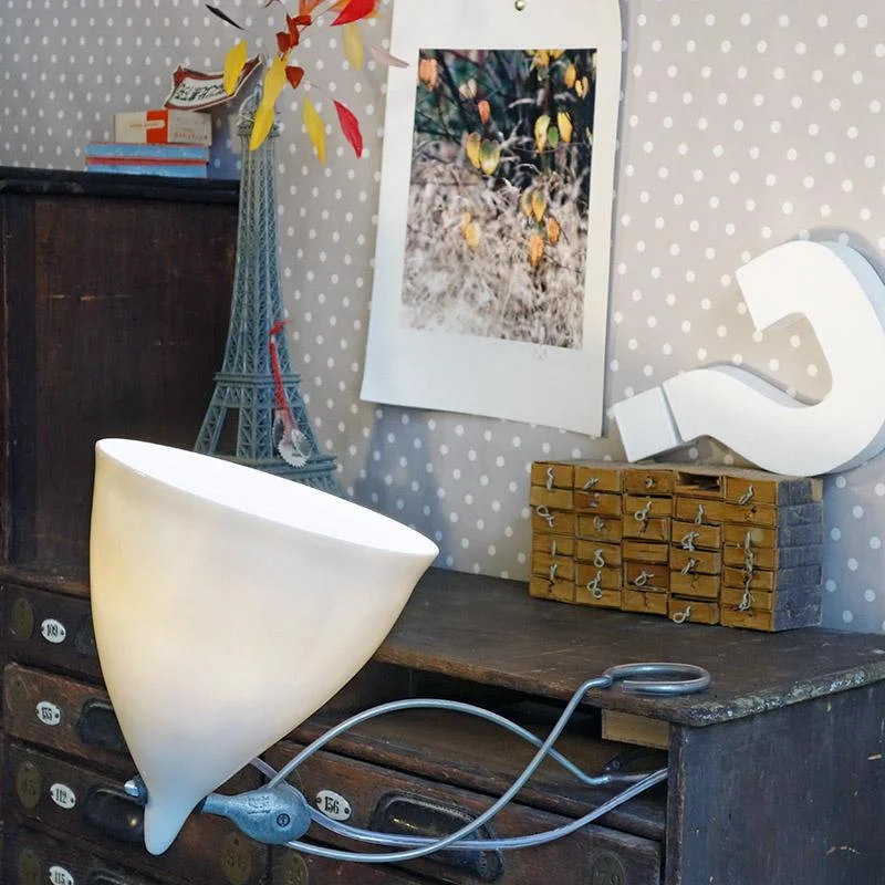 mid - century modern wall lamps with iconic shapes for a stylish studyCORNETTE À PINCER, porcelaine brillante ou mate